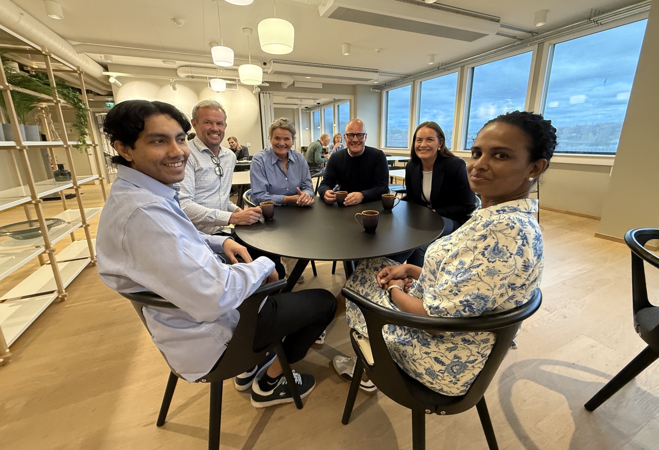 Riyaz Hamidon og Nedeesha De Silva (foran) startet i Align i oktober 2023. Bak er Aligns Per-Egil Josten, sammen med Trine Maren Skott-Myhre og Kolbjørn Stuvebakken (Kontorhuset) og Birgitte Hanstad.