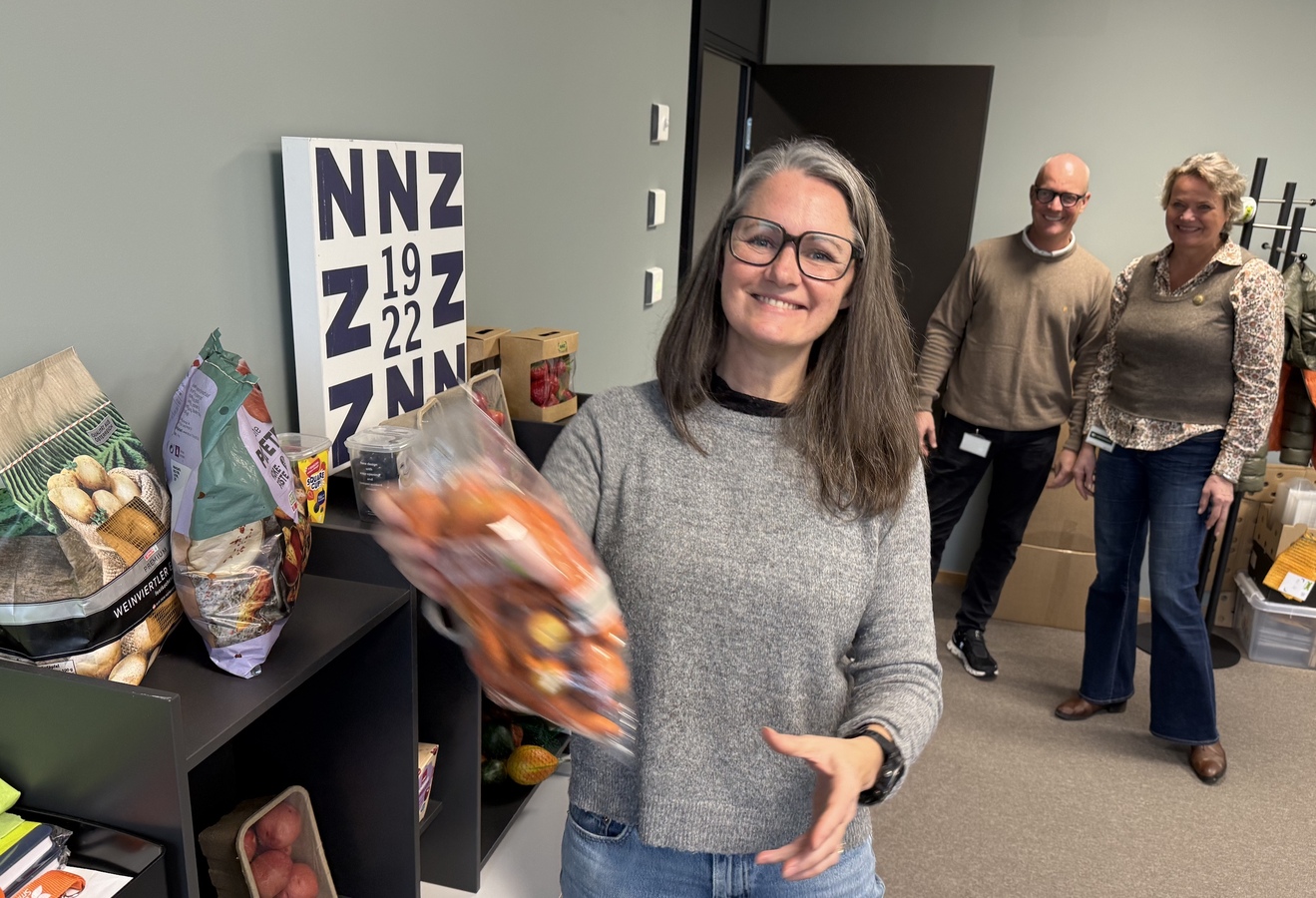 – Emballasjen for frukt og grønt skal redusere matsvinn og være så klimavennlig som mulig, sier Stine Hallgren i NNZ på Kontorhuset på Kjellstad i Lier.
