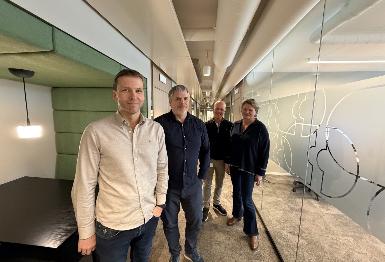 Jens Bernhard Leite (fra venstre) og Axel Gulbrandsen utvikler nye løsninger med Compleasy på Kontorhuset. Det ledes av Kolbjørn Stuvebakken og Trine Maren Skott-Myhre.