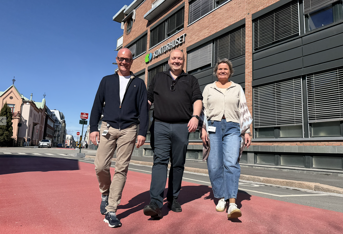 Kolbjørn Stuvebakken og Trine Maren Skott-Myhre i Kontorhuset trekker fram Terje Flågan og Advania (midten)