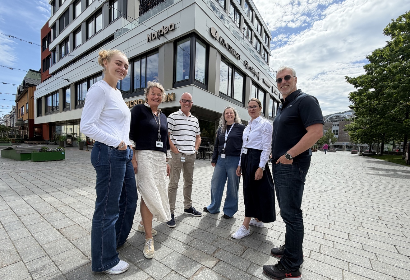 Christine Helling (fra venstre), Trine Maren Skott Myhre, Kolbjørn Stuvebakken (alle Kontorhuset) i møte med Linjemontages Trine Zimmermann, Vilde Grønn Larsen og Hugo Cardoso.
