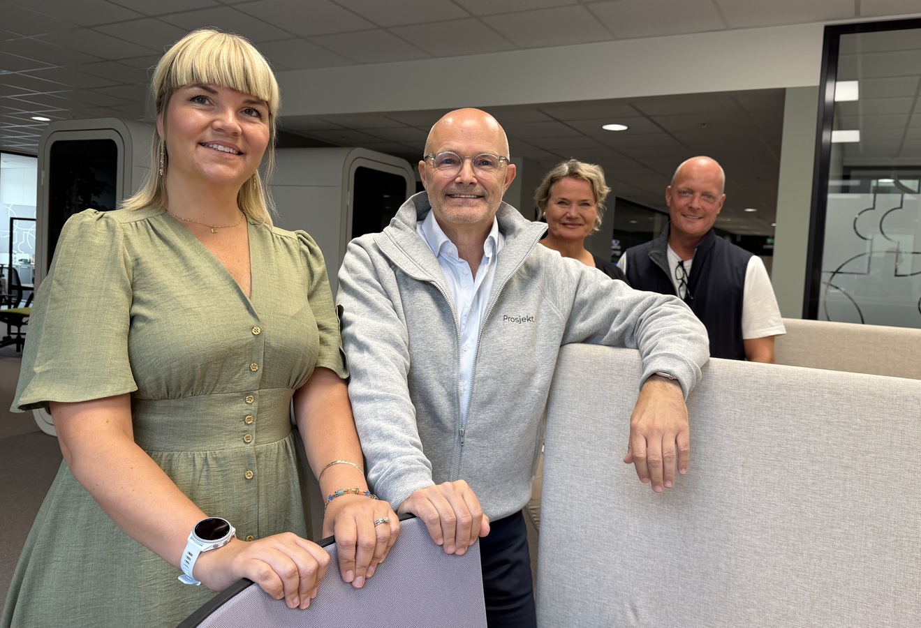 Anette Gjestemoen (fra venstre) har fått med seg Hakon Lærum og inviterer til bursdagsfest hos Trine Maren Skott-Myhre og Kolbjørn Stuvebakken på Kontorhuset på Kjellstad i Lier.
