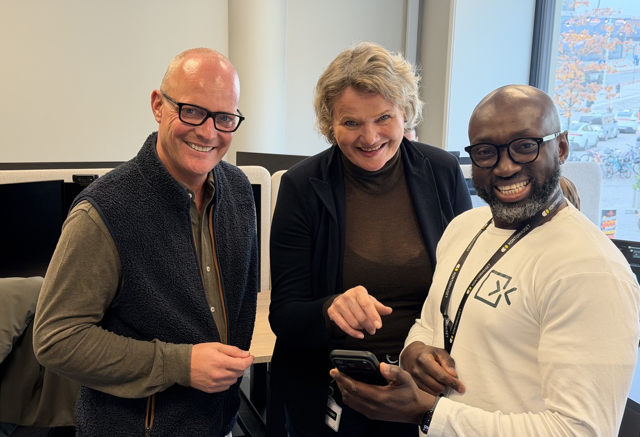 Kolbjørn Stuvebakken og Trine Maren Skott-Myhre i Kontorhuset får demonstrert Admisio av Dominic Akadimah i Innregistrering AS.
